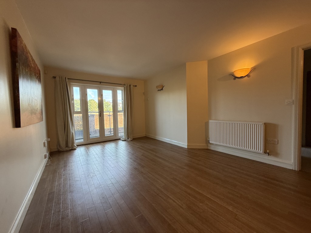 Lot: 187 - GROUND FLOOR APARTMENT IN GATED COMPLEX - Living room area